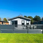 Black Moorhen Lodge With Hot Tub