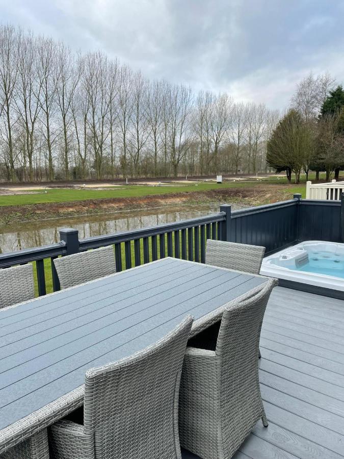 Black Moorhen With Hot Tub Holiday home